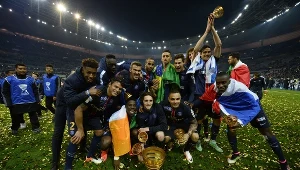 Piłkarze PSG z trofeum