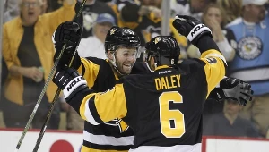 Bryan Rust cieszy się razem z kolegą z Penguins Trevorem Daleyem