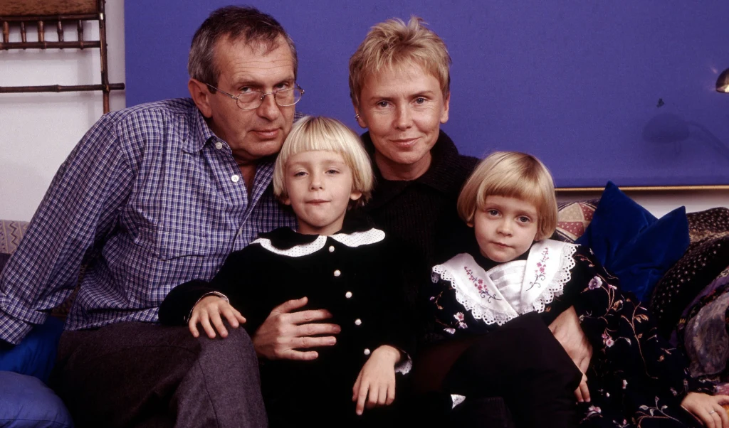 Ewa Błaszczyk i Jacek Janczarski z córkami, 2000 r. Ewa Błaszczyk i Jacek Janczarski z córkami, 2000 r.