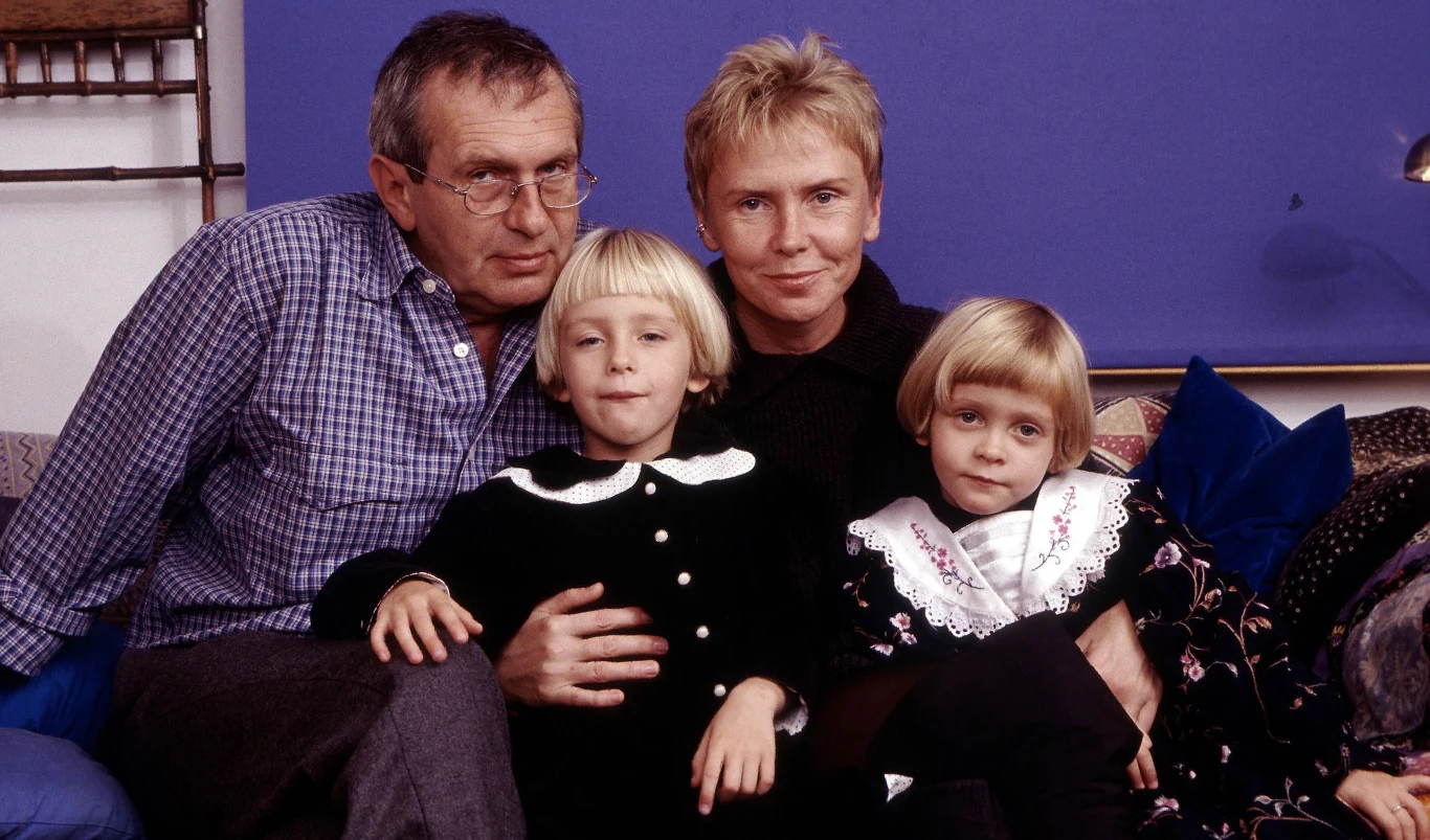 Ewa Błaszczyk i Jacek Janczarski z córkami, 2000 r. Ewa Błaszczyk i Jacek Janczarski z córkami, 2000 r.