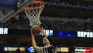 Enes Kanter (z piłką) z Oklahoma City Thunder
