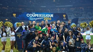 Laurent Blanc z zawodnikami PSG po zdobyciu Pucharu Ligi