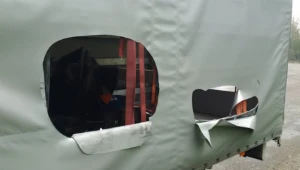 Fragment przyczepy, z której skradziono towar o łącznej wartości kilkunastu tysięcy złotych