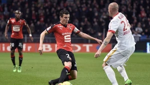 Romain Danze (przy piłce) z Rennes i Andrea Raggi z Monaco
