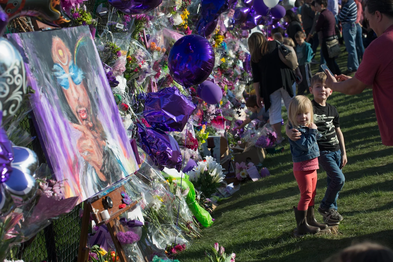 21 kwietnia w posiadłości Paisley Park w Chanhassen w stanie Minnesota znaleziono ciało Prince'a. Od tego czasu gromadzą się tam zrozpaczeni fani artysty.