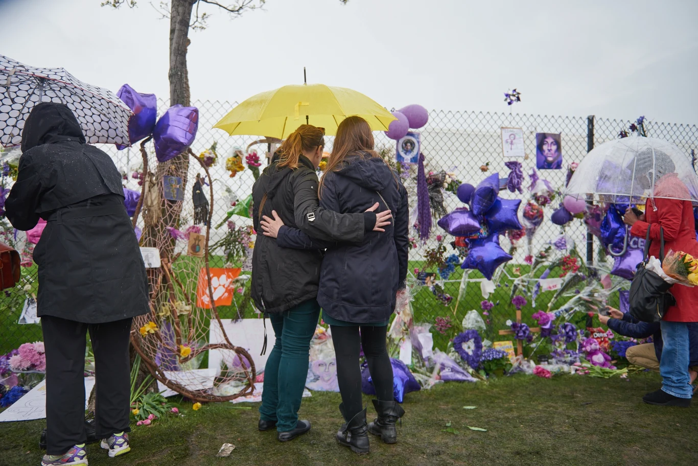 W sobotę (23 kwietnia) odbyła się prywatna ceremonia pogrzebowa (ciało Prince'a skremowano). Nie ujawniono, co stanie się z prochami zmarłego piosenkarza