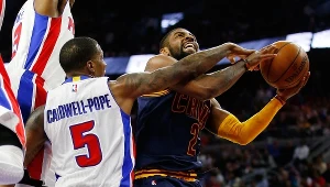 Kyrie Irving (z piłką)