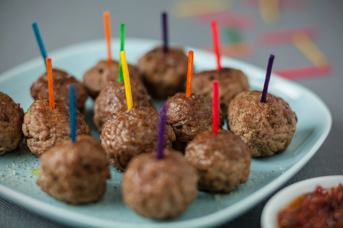 Klopsiki japońskie przygotowuje się z mielonego mięsa z kurczaka