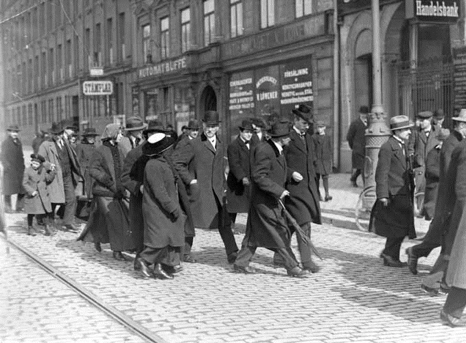 Lenin w Sztokholmie (idzie w środku)