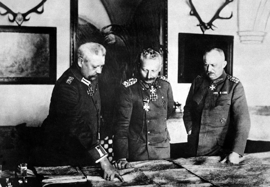 Od lewej stoją: Paul von Hindenburg, cesarz Wilhelm II i Erich Ludendorff