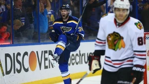 Troy Brouwer (z lewej) wprowadził St. Louis Blues do drugiej rundy