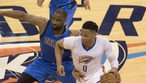 Russell Westbrook (z prawej) kontra Raymond Felton