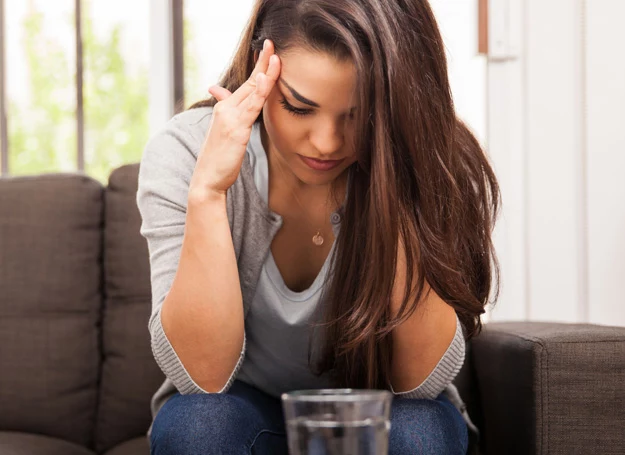 Ból głowy, tkliwość piersi czy rozdrażnienie mogą w znaczący sposób wpływać na życie codzienne