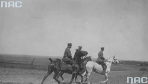 Manewry wojskowe na Wołyniu. Minister spraw wojskowych Władysław Sikorski (pierwszy), gen. broni Tadeusz Jordan Rozwadowski - generalny inspektor kawalerii (drugi) oraz gen. broni Józef Haller (trzeci), na koniach podczas jazdy rozpoznawczej