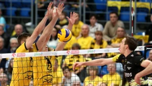 Karol Kłos (z lewej) i Mariusz Wlazły w bloku PGE Skry Bełchatów