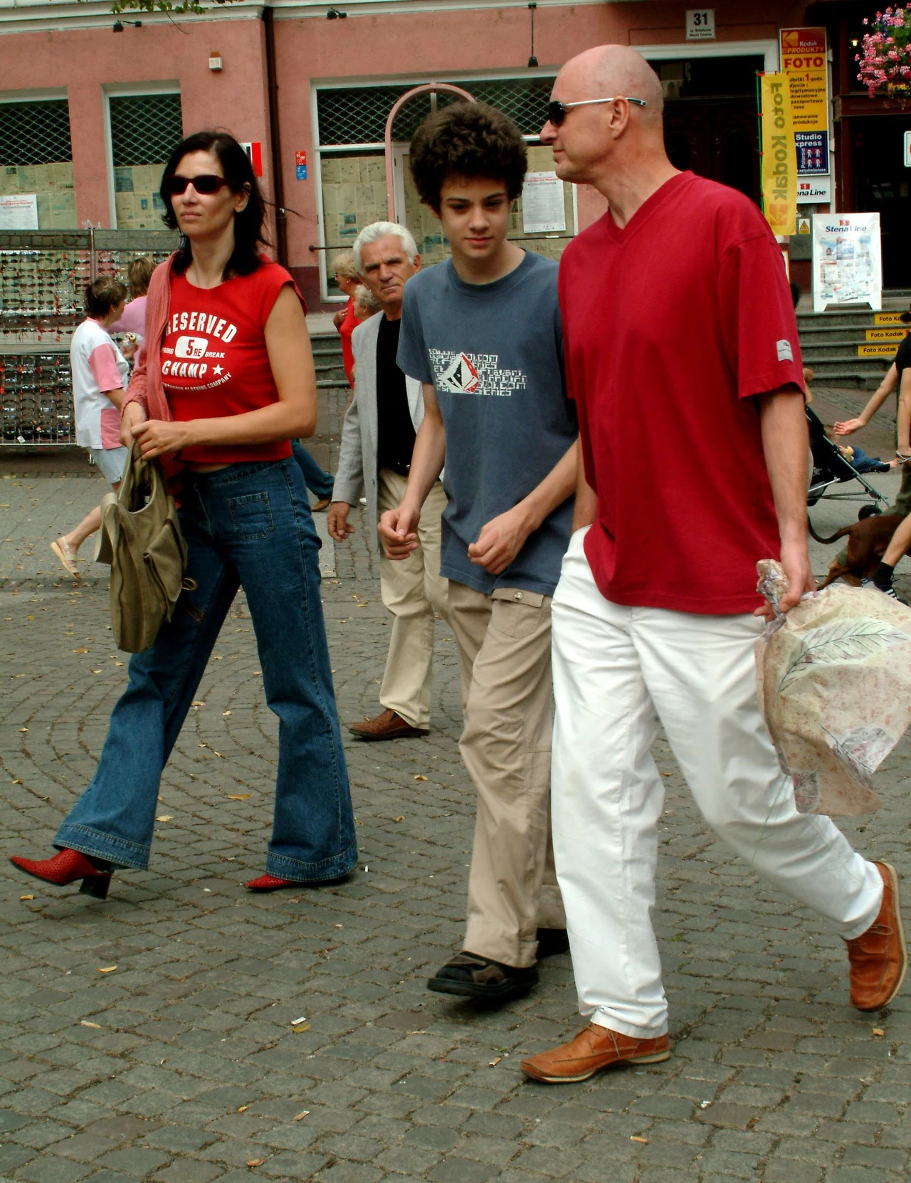 Grażyna Wolszczak z małym Filipkiem i obecnym partnerem Cezarym Harasimowiczem Grażyna Wolszczak z małym Filipkiem i obecnym partnerem Cezarym Harasimowiczem