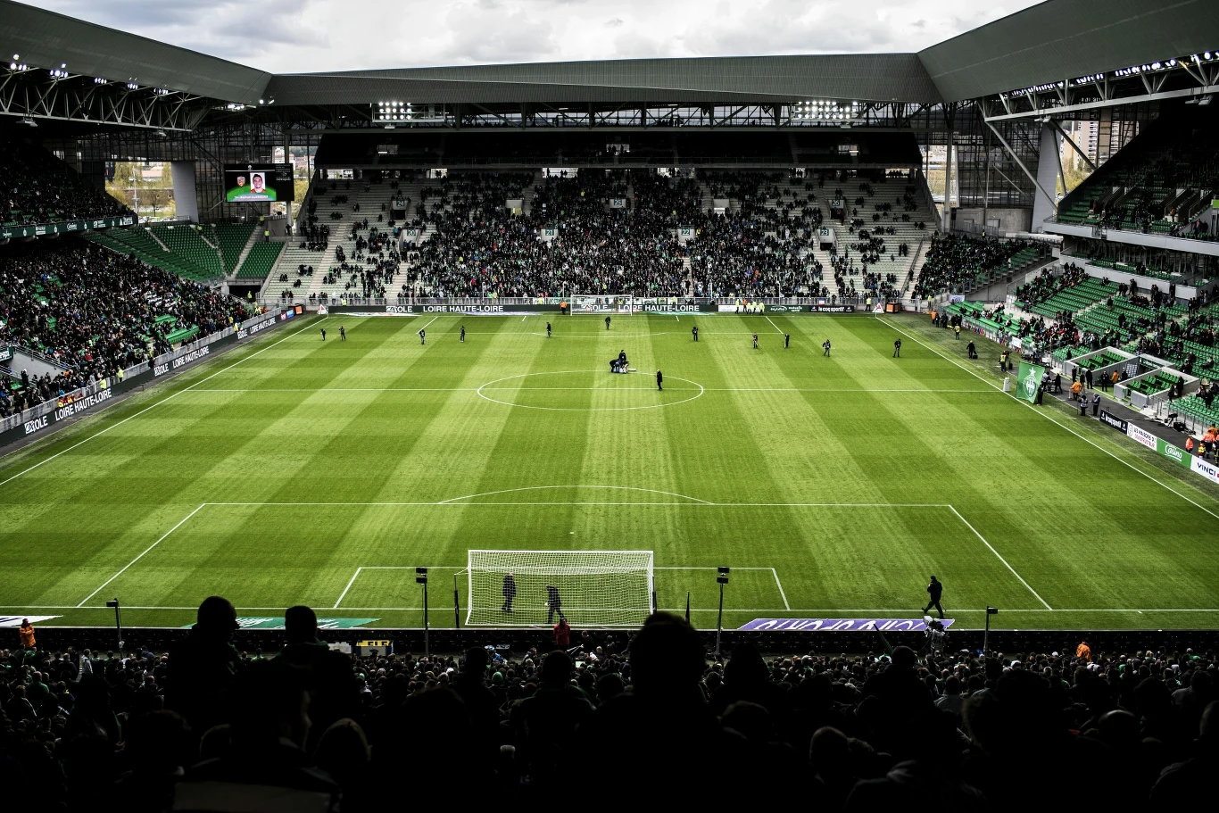 Stadtiom Geoffroy Guichard w Saint-Etienne - jedno z miejsc, w którym będą rozgrywane mecze Euro 2016 Stadtiom Geoffroy Guichard w Saint-Etienne - jedno z miejsc, w którym będą rozgrywane mecze Euro 2016