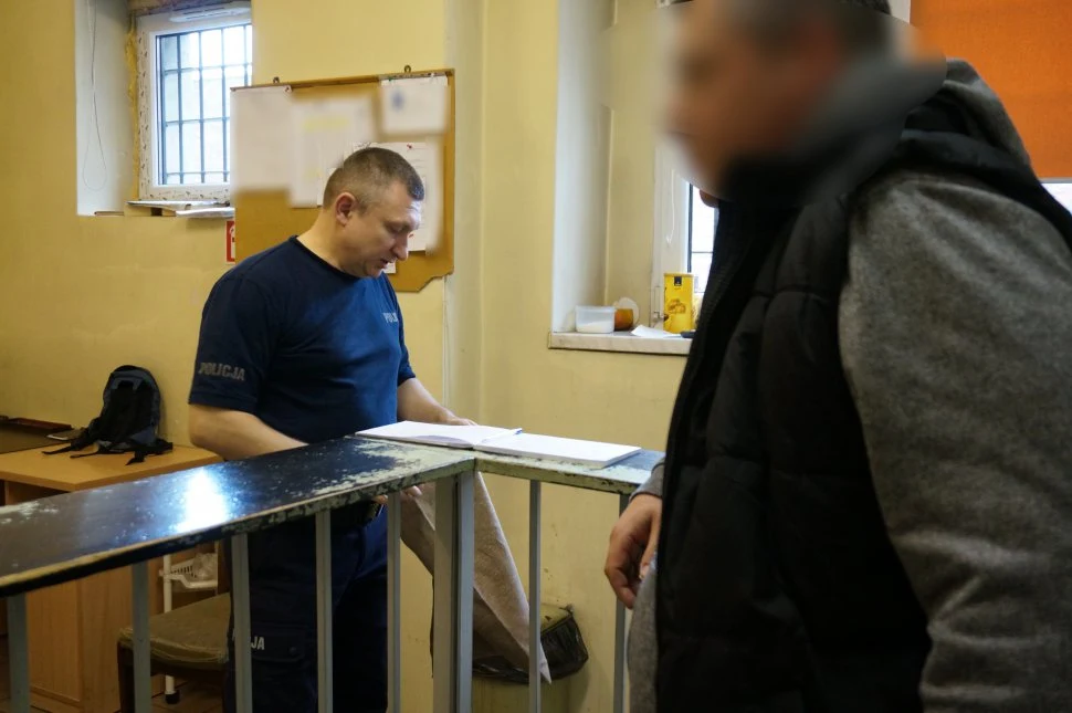 Mężczyzna został zatrzymany przez policjantów Mężczyzna został zatrzymany przez policjantów