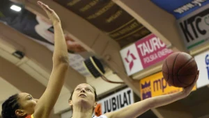 Justyna Żurowska-Cegielska (z piłką) z Wisły Can-Pack Kraków
