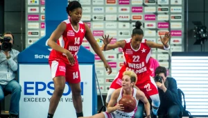 oszykarka Artego Bydgoszcz Julie McBride (siedzi) oraz Yvonne Turner (P) i Denesha Stallworth (L) z Wisły Can-Pack Kraków 