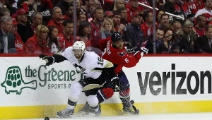 Eric Fehr (z lewej) w starciu z Aleksandrem Owieczkinem