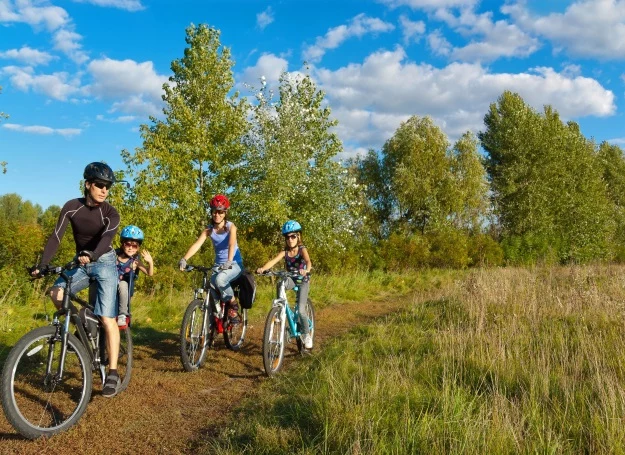 Lato coraz bliżej! Już dziś zaplanuj rodzinne wyprawy rowerowe!