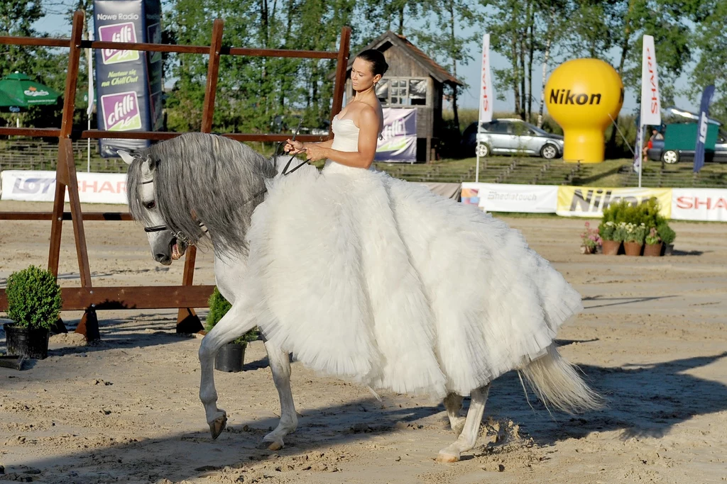 Zawody konne i urodziny Piotra Kraśki w Gałkowie. Na zdjęciu Kinga Rusin, fot. Viphoto