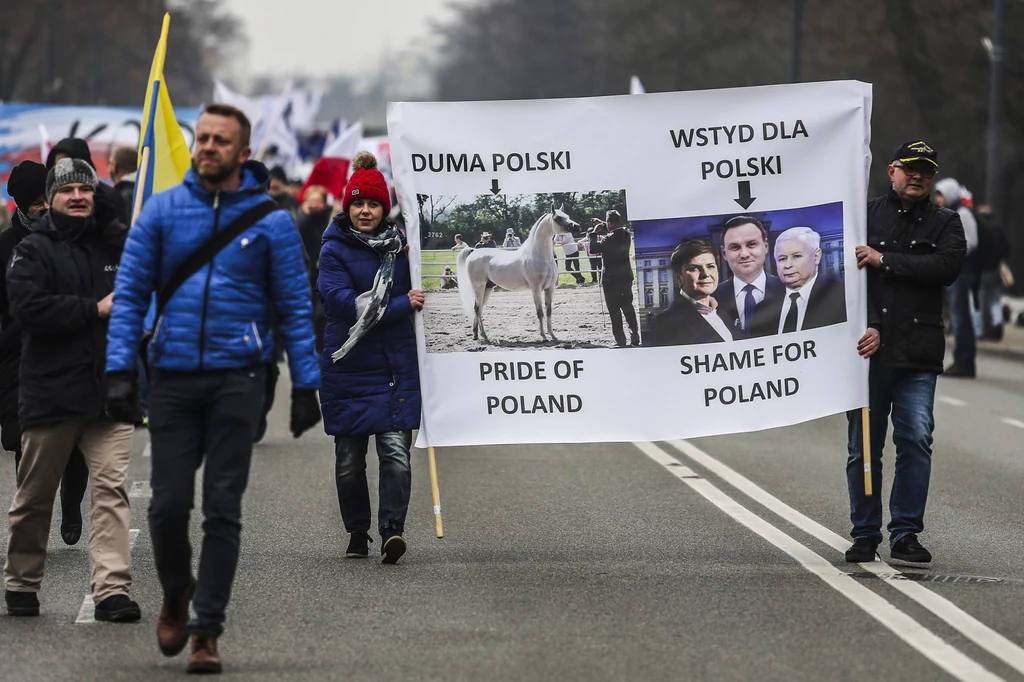 27.02.2016 ulicami Warszawy przeszedl marsz " My , Narod " zorganizowany przez Komitet Obrony Demokracji fot. Beata Zawrzel