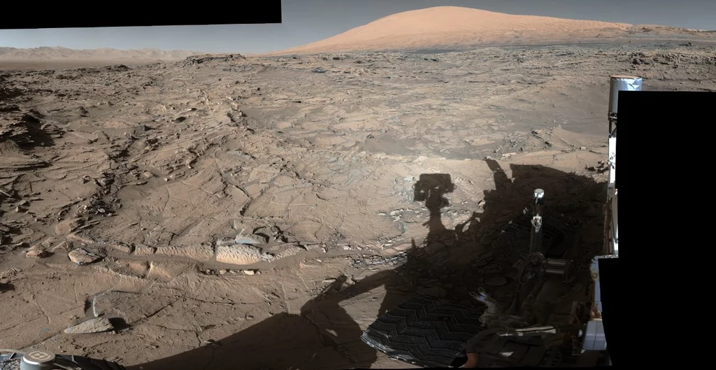 Łazik Curiosity spogląda ku Mt Sharp (po prawej stronie). Zdjęcie wykonane 4 kwietnia 2016 r.