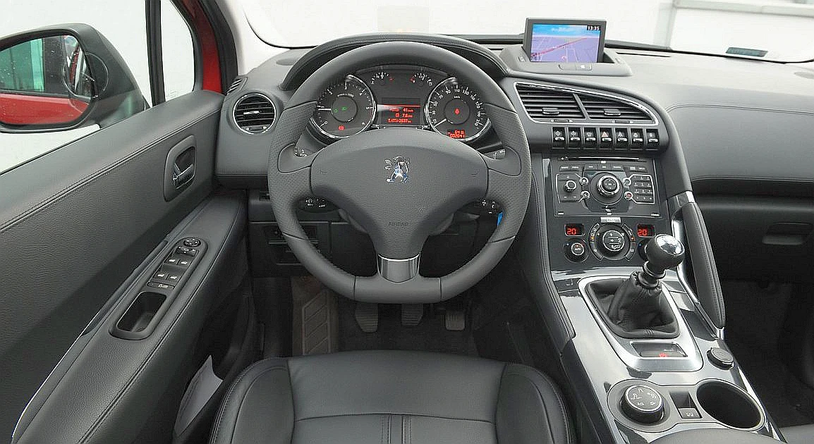 Szeroki tunel środkowy ogranicza przestronność wnętrza, ale nadaje mu oryginalny charakter. Do czytelności, ergonomii, jakości wykonania oraz zastosowanych materiałów nie mamy uwag.