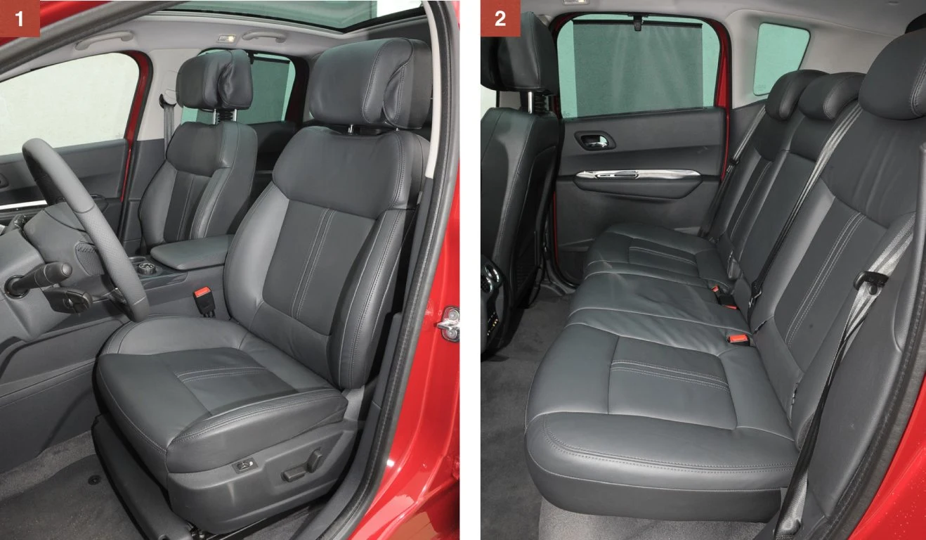 Na solidne, dość wysoko osadzone fotele bardzo wygodnie się wsiada. Z tyłu jest niewiele miejsca na nogi, ale na głowy – dosyć dużo.