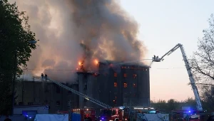 Kilkanaście zastępów straży pożarnej walczy z pożarem, który objął zabudowania starego młyna przy ul. Nadolnik w Poznaniu