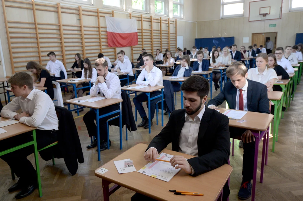 Uczniowie XXIV Liceum Ogólnokształcącego im. Cypriana Norwida w Warszawie przed rozpoczęciem egzaminu maturalnego Uczniowie XXIV Liceum Ogólnokształcącego im. Cypriana Norwida w Warszawie przed rozpoczęciem egzaminu maturalnego