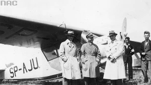 Lot kapitana Stanisława Skarżyńskiego przez południowy Atlantyk. Stanisław Skarżyński (w środku) w towarzystwie inżyniera Stanisława Rogalskiego (z prawej) oraz Jerzego Wędrychowskiego (z lewej) przed samolotem RWD-5 bis