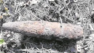 Jeden z czterech pocisków arrtyleryjskich odnalezionych w lesie