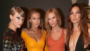 Taylor Swift (L) i Gigi Hadid (druga z lewej) zostały prawie wyrzucone z koncertu