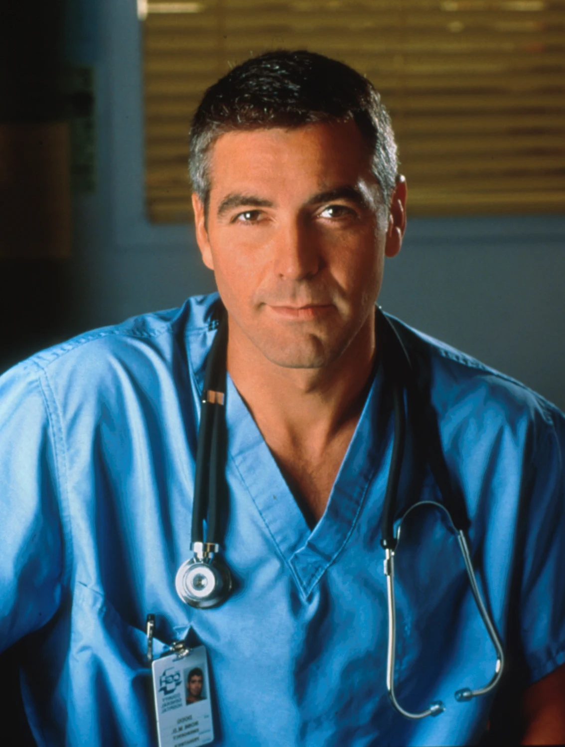 Wszyscy znamy go jako etatowego amanta Hollywood, prawdziwego dżentelmena kina. Jednak George Clooney, obchodzący w piątek, 6 maja, 55. urodziny, ma w swym zawodowym dorobku wiele zaskakujących pozycji.  

Zanim George Clooney wystąpił w pierwszym kinowym obrazie, spędził kilkanaście lat na szwendaniu się po przeróżnych telewizyjnych produkcjach. Premierową rolą był występ w mini-serialu "Centennial" (1978-79), jednak pierwszą stałą robotą telewizyjną Clooneya była rola w medycznym sitcomie "E/R" (1984-85), gdzie wystąpił aż w 22 odcinkach. Międzynarodową gwiazdą został jednak dopiero 10 lat później, przyjmując rolę doktora Douga Rossa w innej medycznej produkcji - "Ostry dyżur".

 