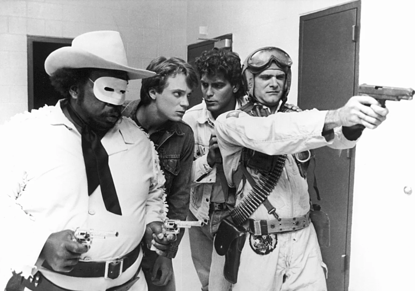 Wcześniej grywał w tak podrzędnych produkcjach kinowych, jak: "Powrót zabójczych pomidorów" (na zdjęciu), "Masakra w centrum handlowym" czy "Krwawe żniwo". Nie wszyscy pamiętają, ale Clooney ma na koncie również występ w... "Akademii policyjnej".

 