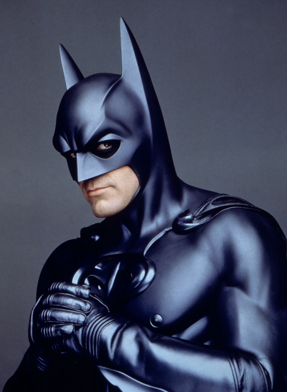 W 1997 roku Clooney wystąpił w "Batmanie i Robinie" Joela Schumachera stając się szóstym aktorem, który przywdział kostium komiksowego superbohatera.

"Zanim rzuciliby się na mnie za 'Batmana i Robina', powiedziałem: 'To zły film. Ja jestem w nim jednak najgorszy'. Jeśli próbujesz bronić rzeczy, której nie da się obronić - wychodzisz na idiotę. Ludzie, których cenię, nigdy sobie na to nie pozwolili. Weźcie Winstona Churchilla. Powiedział: 'To są nasze wady. A teraz postarajmy się z nimi żyć'" - mówił Clooney.

Gwiazdor był jednak pierwszym odtwórcą Batmana, któremu udało się potem sięgnąć po Oscara. Wyróżnienie Akademii otrzymał w 2005 roku za najlepszą drugoplanową kreację w wojennym dramacie "Syriana".
