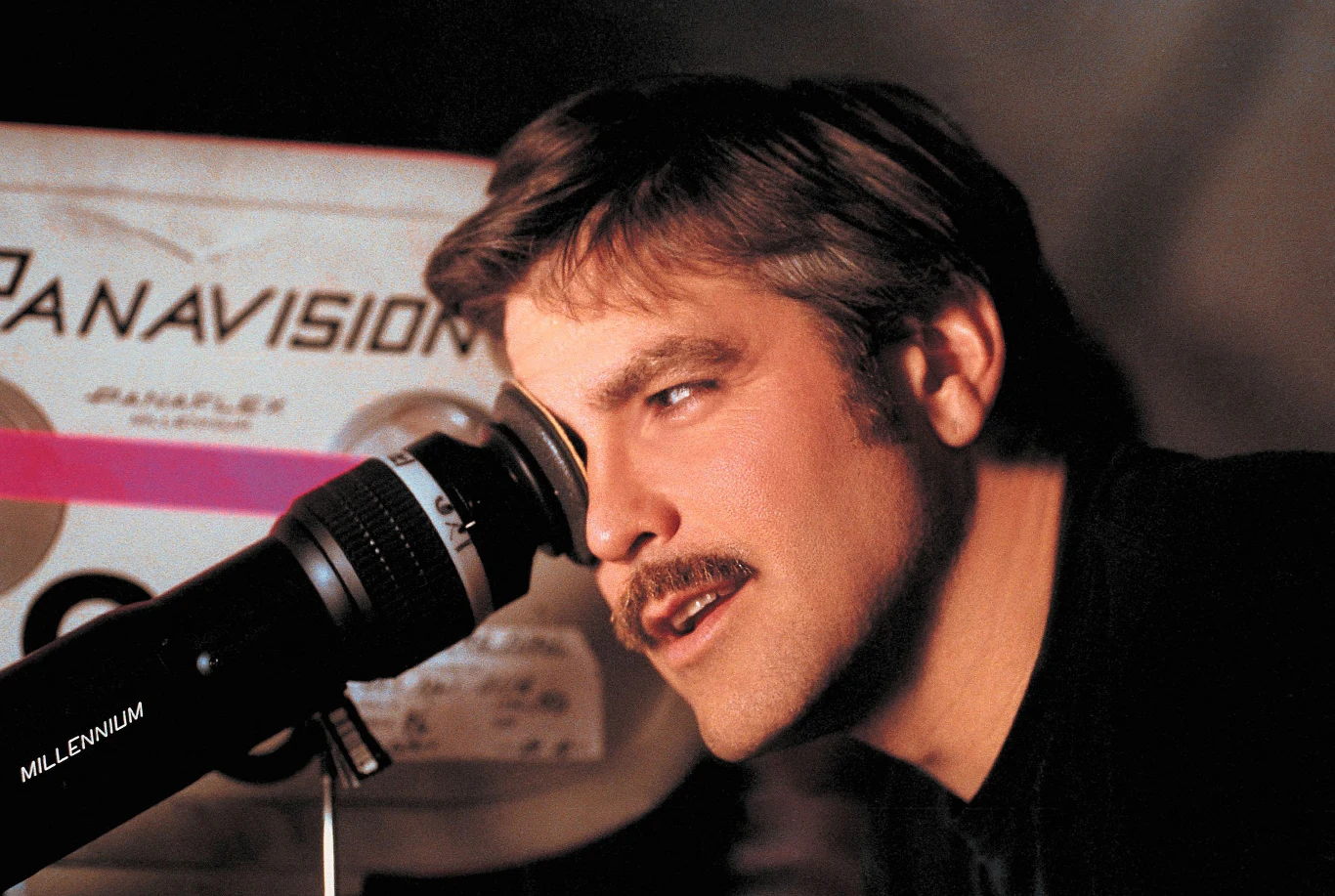 Swą pozycję w Hollywood Clooney ugruntował jednak nie tyle jako aktor, co jako autor.  W 2002 roku po raz pierwszy zasiadł na reżyserskim fotelu, realizując zwariowany film szpiegowski "Niebezpieczny umysł" (na zdjęciu), rola w którym przyniosła Samowi Rockwellowi Srebrnego Niedźwiedzia na festiwalu w Berlinie. 

Prawdziwym przełomem okazał się jednak kolejny film - "Good Night, and Good Luck" - opowieść o słynnym dziennikarzu telewizyjnym Edwardzie R.Murrowie, który Clooney nie tylko wyreżyserował, lecz także podpisał się pod nim jako współautor scenariusza.

To wtedy z przystojnego aktora stał się poważnym autorem, którego filmowe wypowiedzi były nie tylko artystycznymi, lecz także politycznymi deklaracjami.

 

 
 