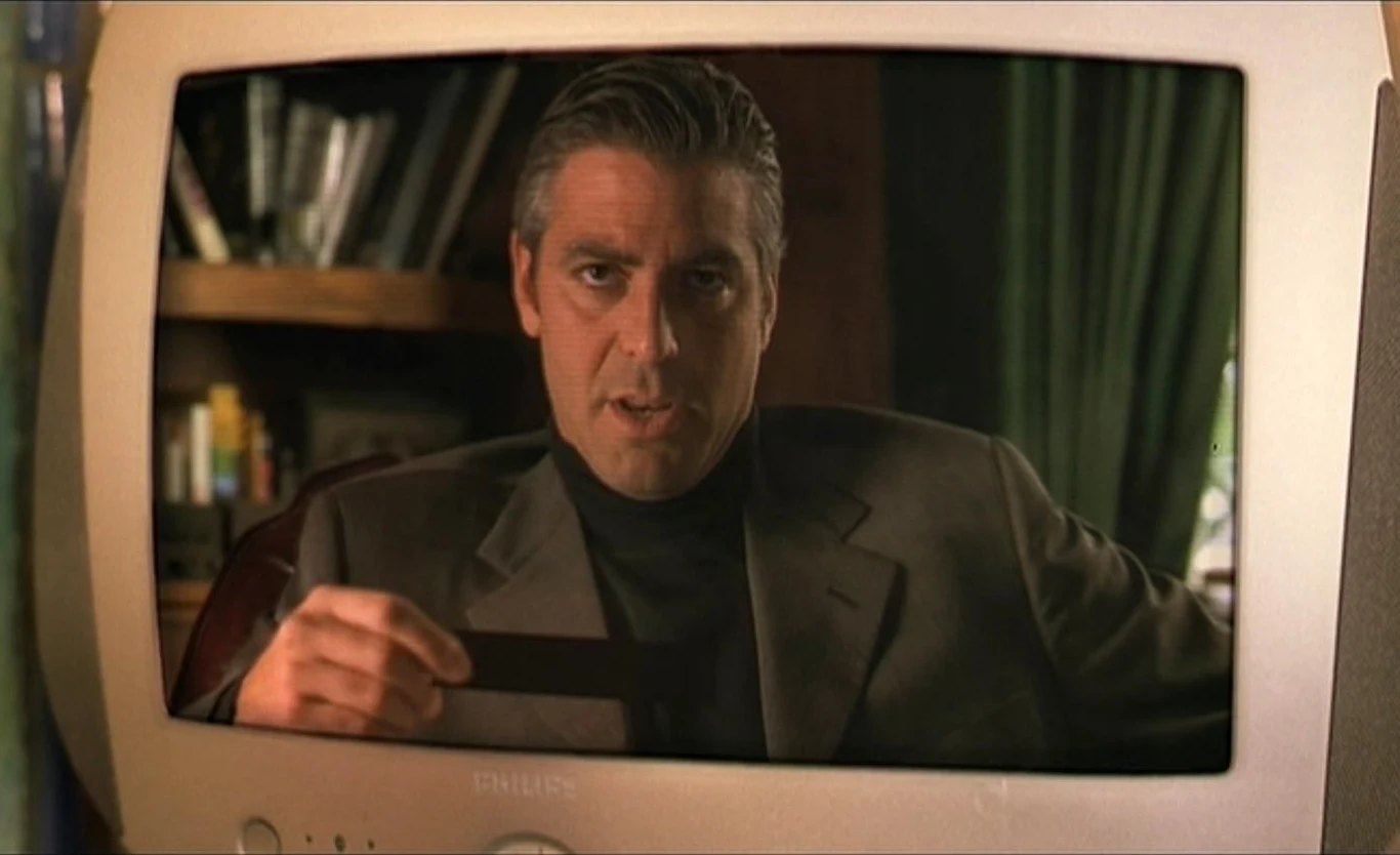 Familijni "Mali agenci" (2001) Roberta Rodrigueza byli dla Clooneya początkiem nowej przygody. Gwiazdor zadebiutował bowiem tym obrazem jako producent. Na ekranie pojawia się pod sam koniec filmu w roli szefa komórki szpiegowskiej Devlina, którzy udziela wskazówek bohaterom obrazu.

W kolejnych latach firma Section Eight Productions, którą Clooney założył wspólnie z przyjacielem Grantem Heslovem, odpowiadać będzie za takie tytuły, jak: "Bezsenność" Christophera Nolana, "Daleko od nieba" Todda Haynesa czy "Syriana" Stephena Gaghana.