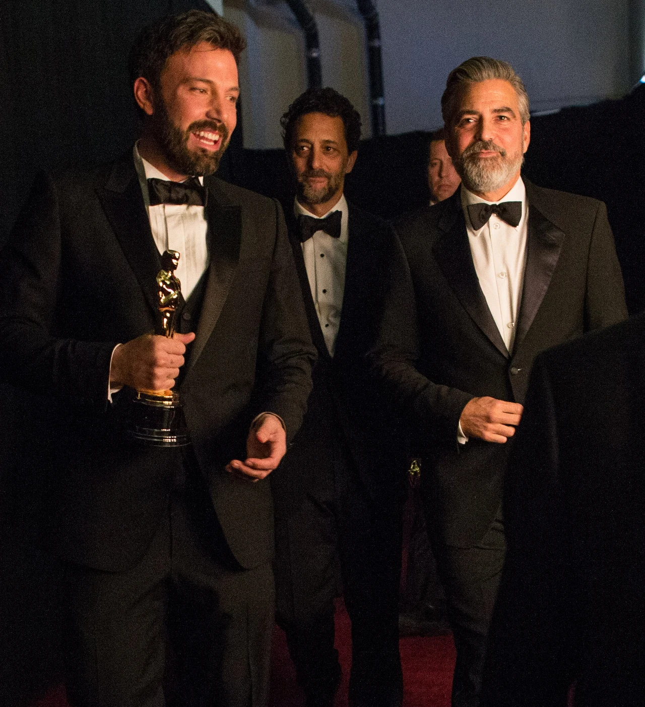 Kiedy w 2013 roku George Clooney otrzymał nominację do Oscara jako producent filmu "Operacja Argo", przeszedł do historii nagród Akademii jako pierwszy człowiek, który otrzymał nominacje w aż sześciu kategoriach.

W przeszłości rywalizował bowiem o Oscara jako aktor pierwszoplanowy ("Michael Clayton", "W chmurach" i "Spadkobiercy") aktor drugoplanowy ("Syriana"), reżyser ("Good Night, and Good Luck), autor scenariusza oryginalnego ("Good Night, and Good Luck") i autor scenariusza adaptowanego ("Idy marcowe").

Przejście do historii Clooney uczcił w najlepszym możliwym stylu - "Operacja Argo" otrzymała Oscara dla najlepszego filmu roku.