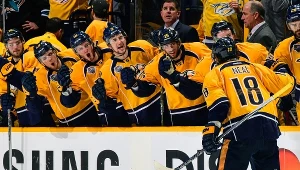 Hokeiści Nashville Predators cieszą się z wygranej
