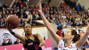 Zawodniczka Wisły Can-Pack Kraków Justyna Żurowska-Cegielska (P) i Maurita Reid (L) z Artego Bydgoszcz