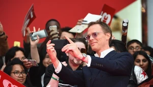 Paul Bettany wśród fanów na brytyjskiej premierze filmu "Kapitan Ameryka: Wojna bohaterów"