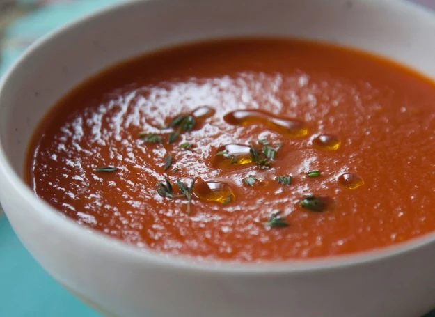 Pyszna zupa ze świeżych pomidorów z ziołami i oliwkami