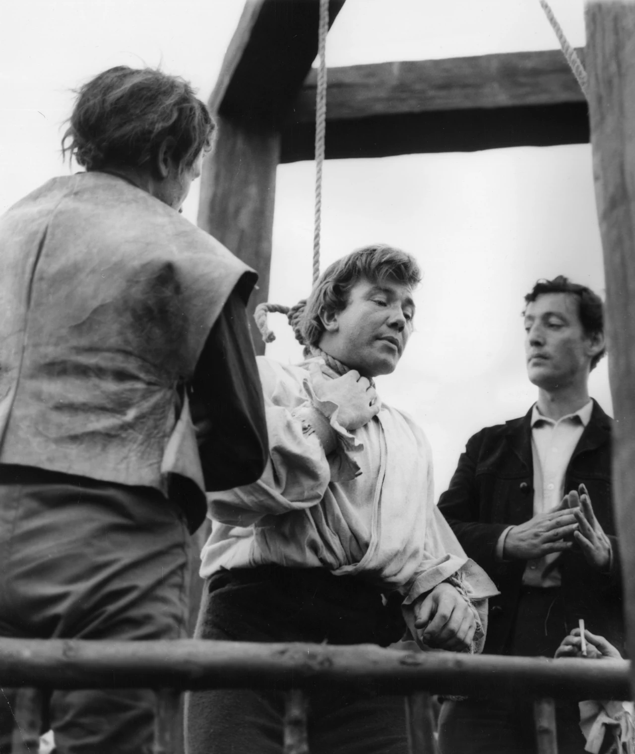 W 1963 roku Finney zagrał w ekranizacji klasycznej powieści Henry'ego Fieldinga "Tom Jones". Kreacja tytułowego bon-vivanta i awanturnika przyniosła aktorowi pierwszą nominację do Oscara. Niestety, tak jak jego bohater zakończył żywot na stryczku, tak też zakończyły się dla Finneya marzenia o pozłacanej statuetce... W 1963 roku Finney zagrał w ekranizacji klasycznej powieści Henry'ego Fieldinga "Tom Jones". Kreacja tytułowego bon-vivanta i awanturnika przyniosła aktorowi pierwszą nominację do Oscara. Niestety, tak jak jego bohater zakończył żywot na stryczku, tak też zakończyły się dla Finneya marzenia o pozłacanej statuetce...