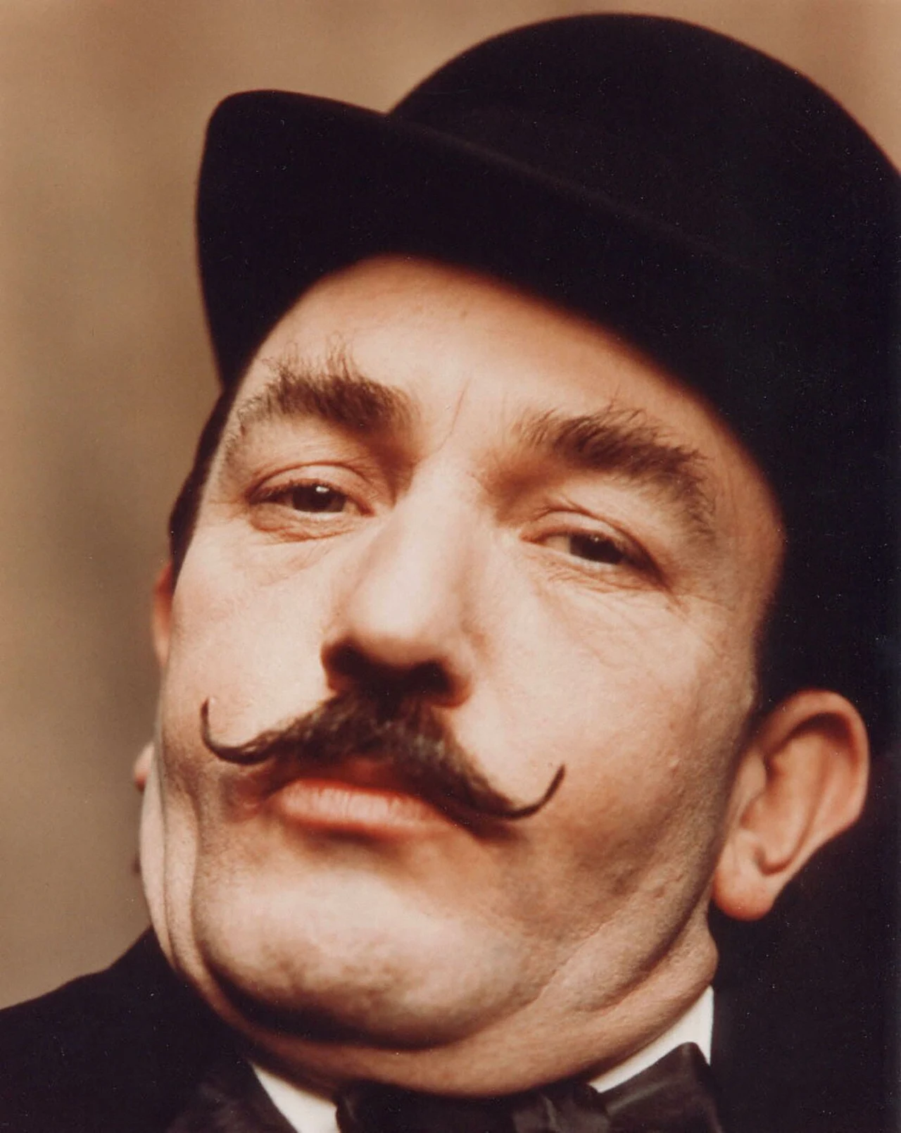 W 1974 roku Finney zagrał detektywa Herculesa Poirota w "Morderstwie w Orient Expressie" Sidneya Lumeta. Autorka oryginału - Agatha Christie - chwaliła ekranizację, pisarce nie podobał się tylko jeden szczegół. "To Albert Finney jako Hercules Poirot. Napisałam, że miał najwspanialsze wąsy w Anglii, a w filmie tego nie ma".
Członkowie Akademii mieli mniej wątpliwości i Finney otrzymał kolejną nominację do Oscara.
W 1974 roku Finney zagrał detektywa Herculesa Poirota w "Morderstwie w Orient Expressie" Sidneya Lumeta. Autorka oryginału - Agatha Christie - chwaliła ekranizację, pisarce nie podobał się tylko jeden szczegół. "To Albert Finney jako Hercules Poirot. Napisałam, że miał najwspanialsze wąsy w Anglii, a w filmie tego nie ma".
Członkowie Akademii mieli mniej wątpliwości i Finney otrzymał kolejną nominację do Oscara.