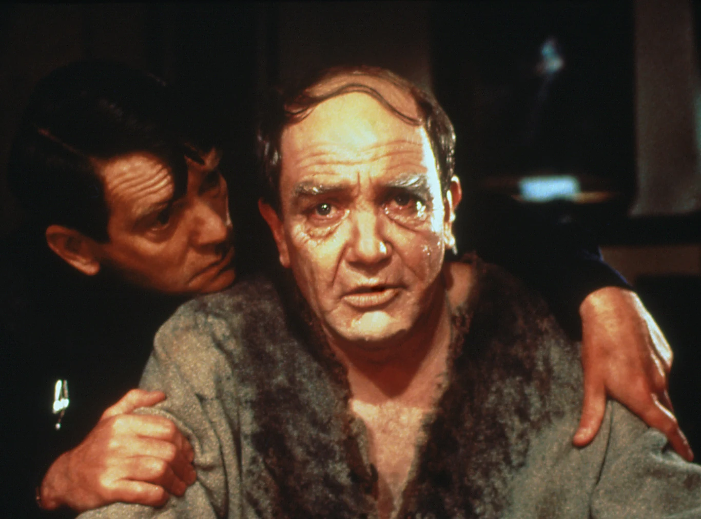 Rola w dramacie "Garderobiany" Petera Yatesa (1983) przyniosła Finneyowi kolejną niewykorzystaną szansę na Oscara, aktorowi bliższy jest chyba jednak Srebrny Niedźwiedź dla najlepszego aktora, który otrzymał w ramach festiwalu filmowego w Berlinie.
Występ w "Garderobianym" był dla Finneya powrotem do Szekspira, jego bohater to bowiem starzejący się aktor, który przygotowuje się do roli w "Królu Learze". Rola w dramacie "Garderobiany" Petera Yatesa (1983) przyniosła Finneyowi kolejną niewykorzystaną szansę na Oscara, aktorowi bliższy jest chyba jednak Srebrny Niedźwiedź dla najlepszego aktora, który otrzymał w ramach festiwalu filmowego w Berlinie.
Występ w "Garderobianym" był dla Finneya powrotem do Szekspira, jego bohater to bowiem starzejący się aktor, który przygotowuje się do roli w "Królu Learze".