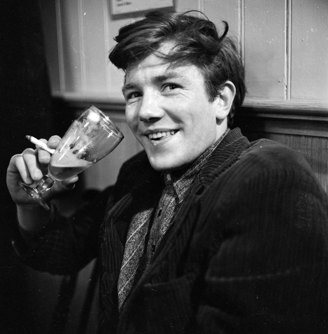 Nie żyje brytyjski aktor Albert Finney. Miał 82 lata. Mimo aż pięciu nominacji do nagrody Akademii, na jego półkę nigdy nie trafił Oscar.
Aktorką karierę rozpoczynał w latach 50. XX wieku od występów w teatrze, specjalizując się w szekspirowskich adaptacjach. Kinowym debiutem Finneya był film Tony'ego Richardsona "Music-hall" (1960), po którym przyszła przełomowa rola w ekranowym manifeście "młodych gniewnych" - "Z soboty na niedzielę" (1960) Karela Reisza. Nie żyje brytyjski aktor Albert Finney. Miał 82 lata. Mimo aż pięciu nominacji do nagrody Akademii, na jego półkę nigdy nie trafił Oscar.
Aktorką karierę rozpoczynał w latach 50. XX wieku od występów w teatrze, specjalizując się w szekspirowskich adaptacjach. Kinowym debiutem Finneya był film Tony'ego Richardsona "Music-hall" (1960), po którym przyszła przełomowa rola w ekranowym manifeście "młodych gniewnych" - "Z soboty na niedzielę" (1960) Karela Reisza.